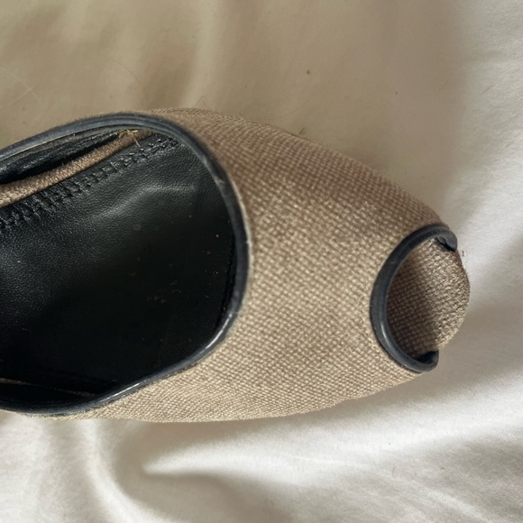 Theory - wedge heels. Tan and black wedge heels. With black trim. Adorable ! - Picture 7 of 10